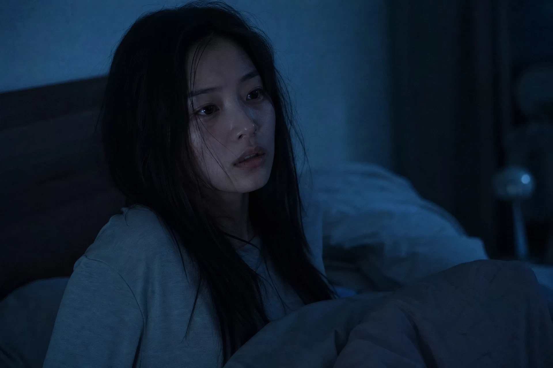 半夜醒来坐在床上的女生