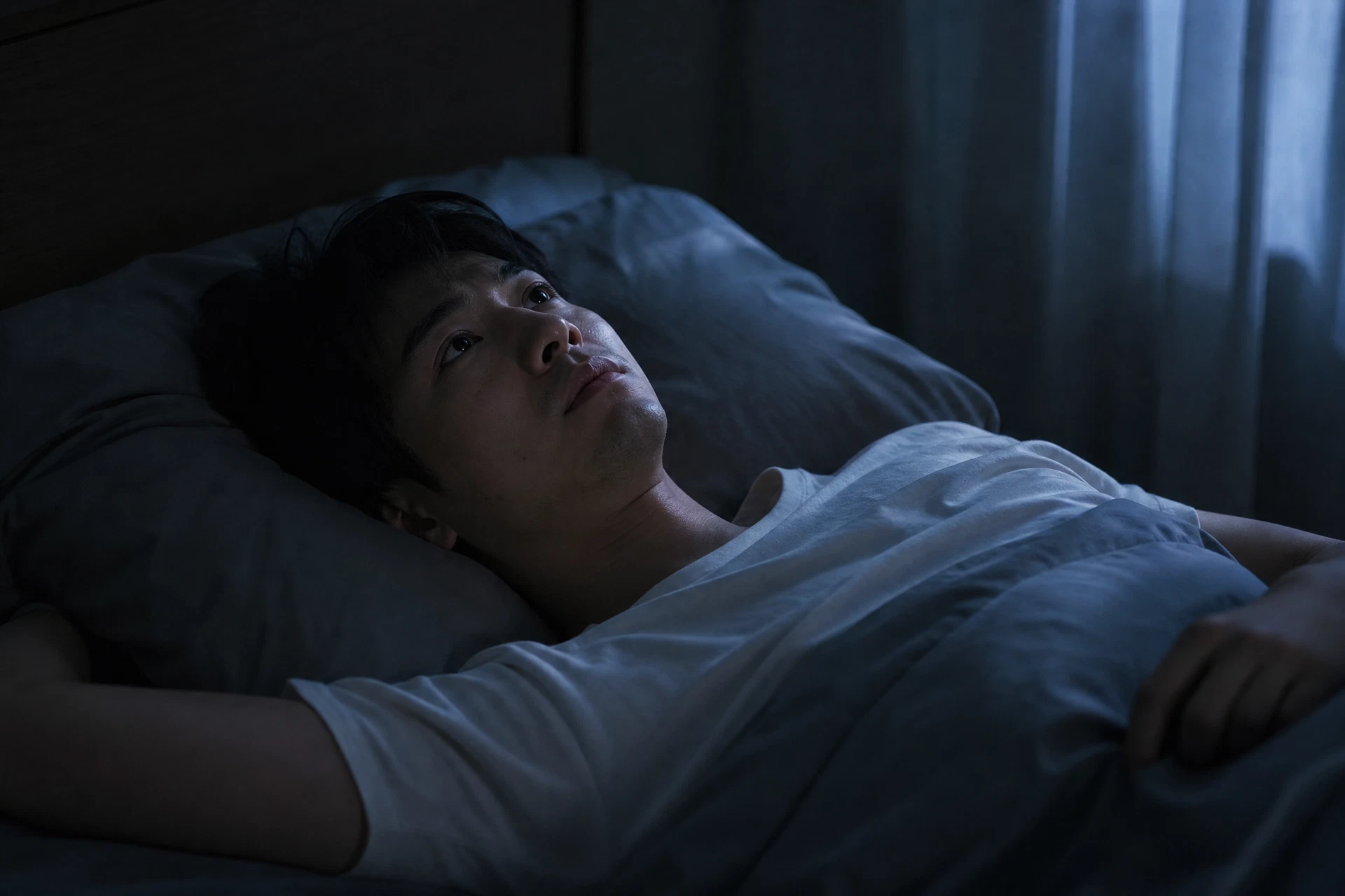 深夜睁眼躺在床上的男生